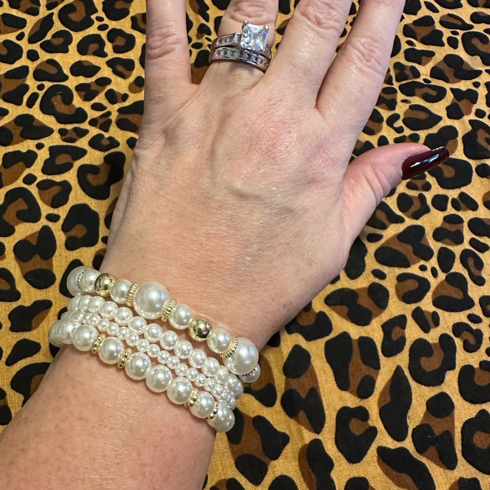 Elegant Pearl and Gold Bracelet Set
